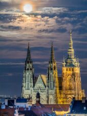 Pražský hrad za úplňku